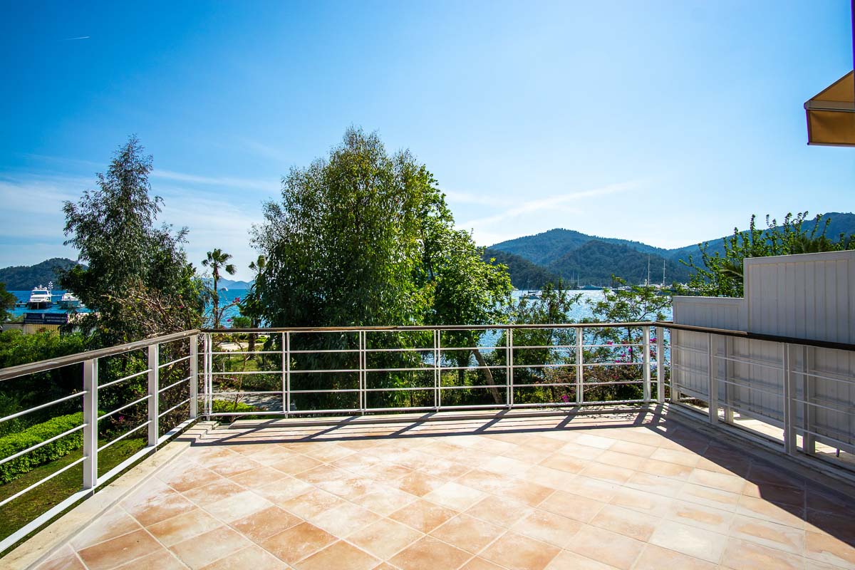 Göcek’te Denize Sıfır Yıllık Kiralık Dubleks Daire