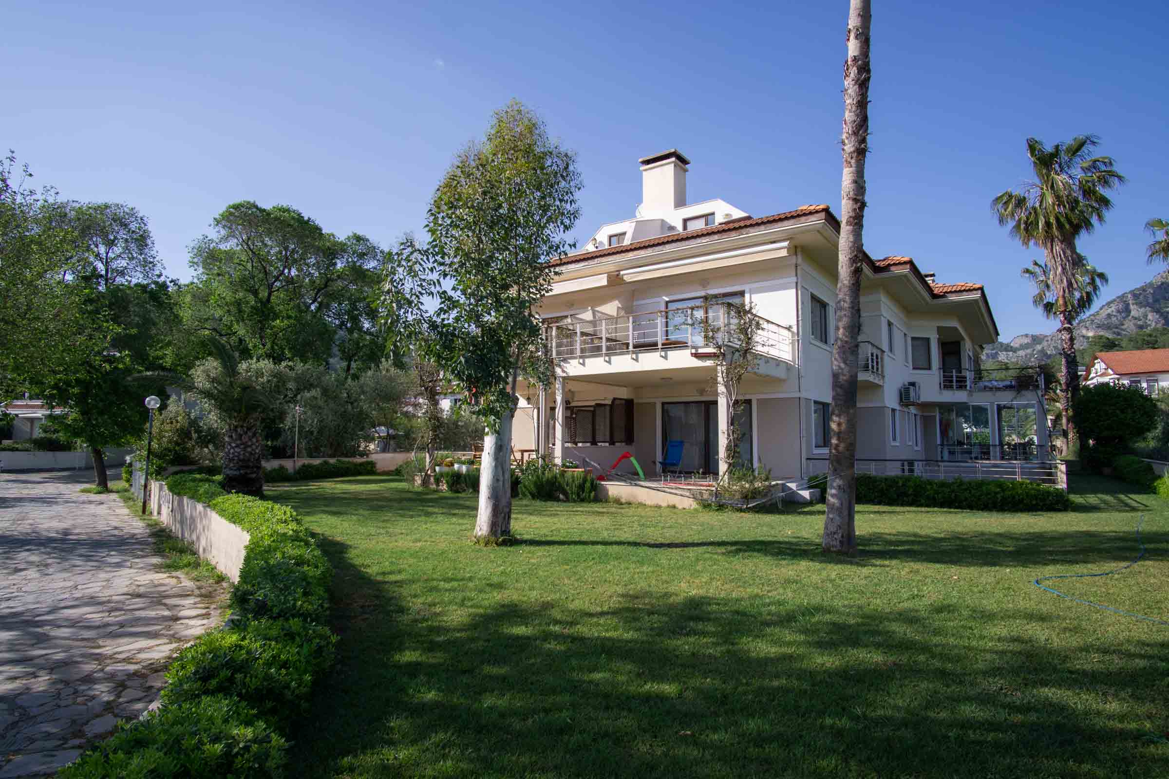 Göcek’te Denize Sıfır Yıllık Kiralık Dubleks Daire