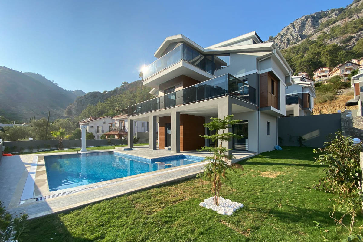 Göcek’te Kesintisiz Deniz Manzaralı Triplex Villa