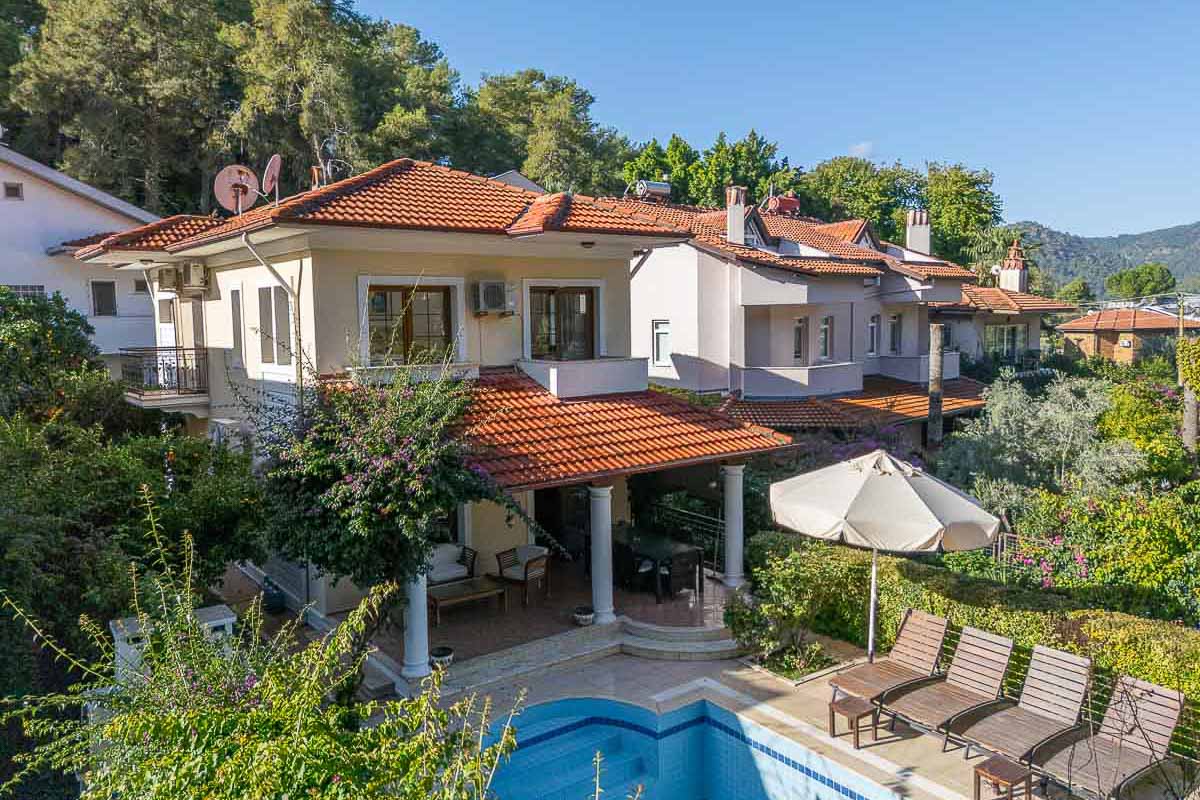 Çam Ormanları İçinde Satılık Villa
