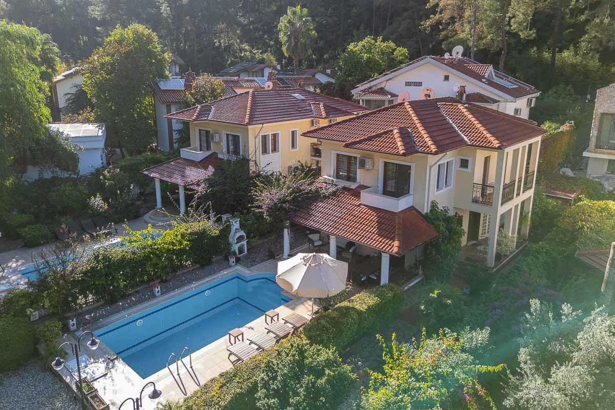 Çam Ormanları İçinde Satılık Villa