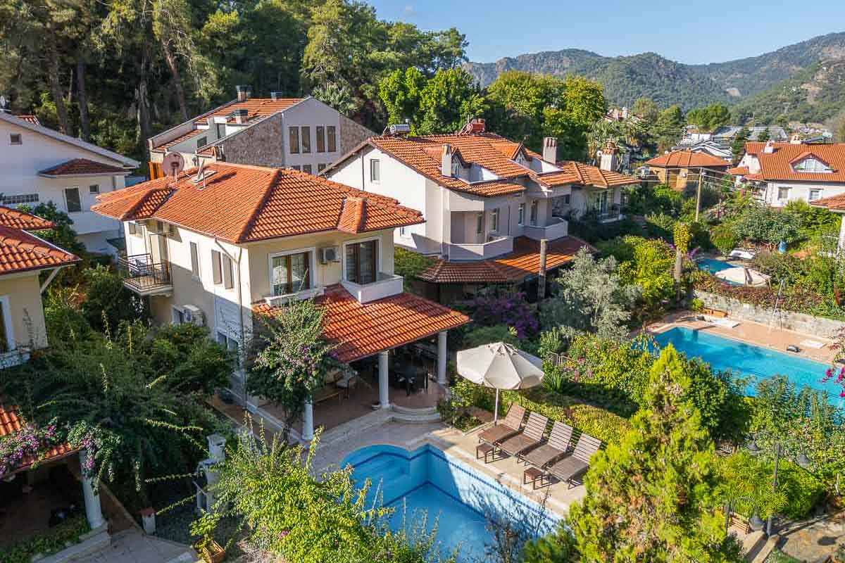 Çam Ormanları İçinde Satılık Villa