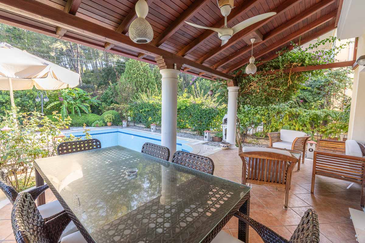 Çam Ormanları İçinde Satılık Villa