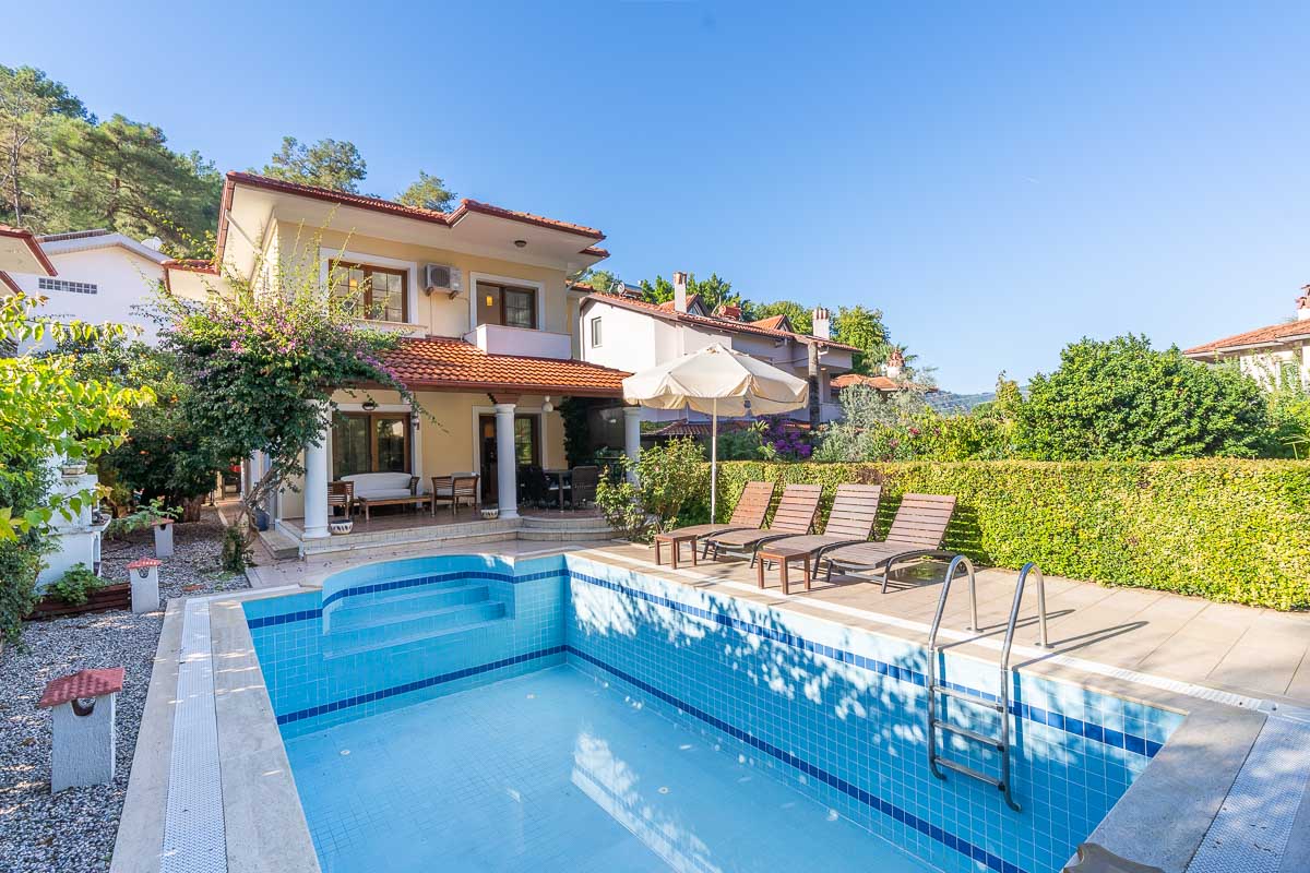 Çam Ormanları İçinde Satılık Villa