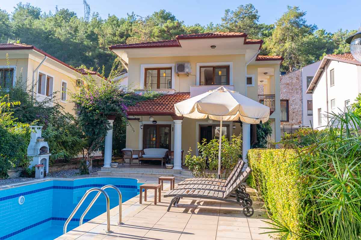 Çam Ormanları İçinde Satılık Villa