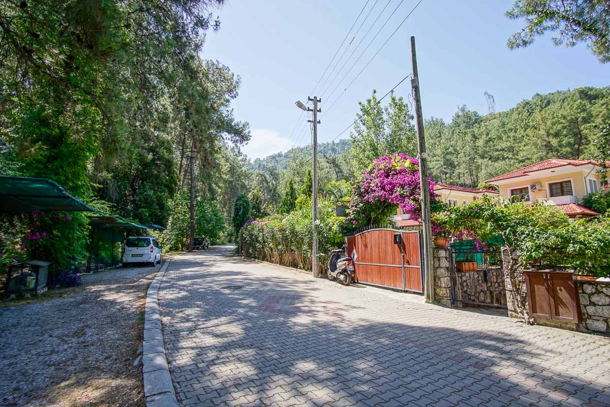 Çam Ormanları İçinde Satılık Villa