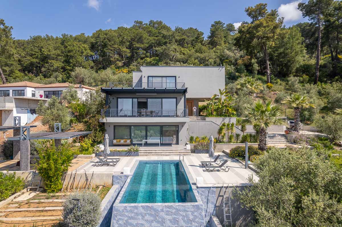 Modern Tasarıma Sahip Deniz Manzaralı Kiralık Villa