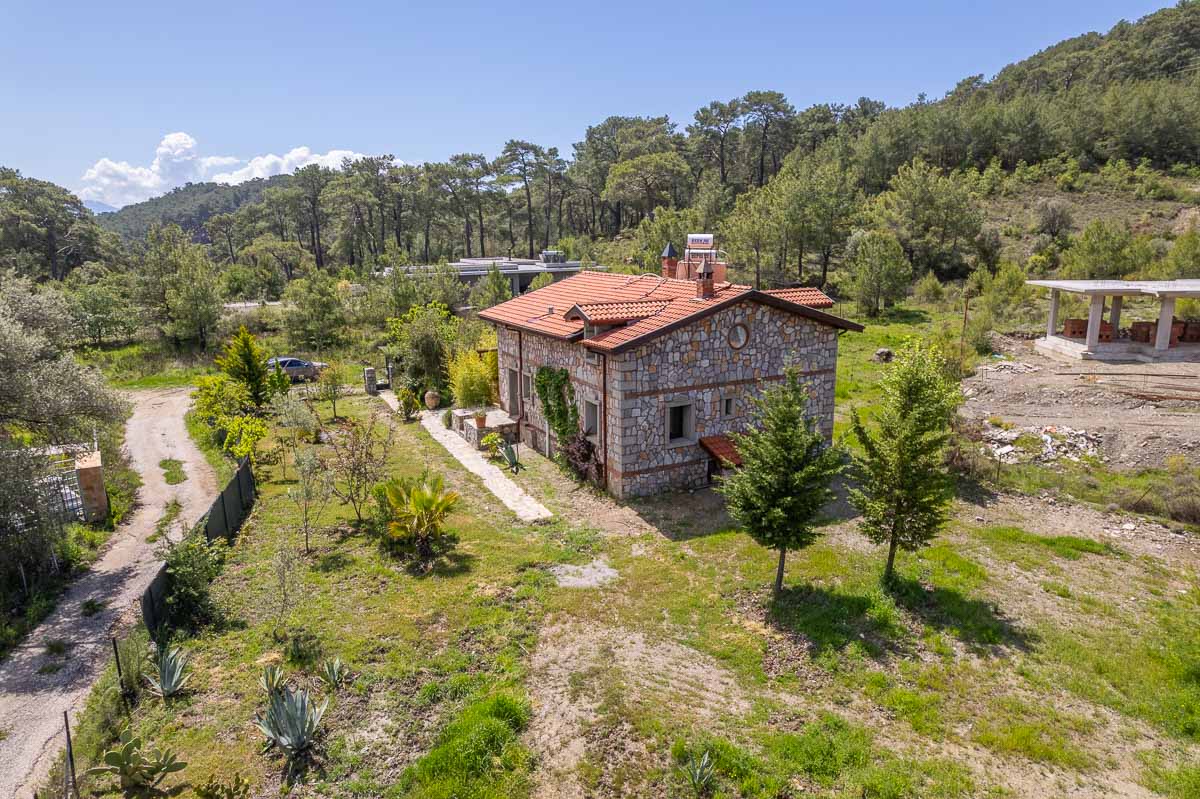 Taş Mimariye Sahip Kır Evi
