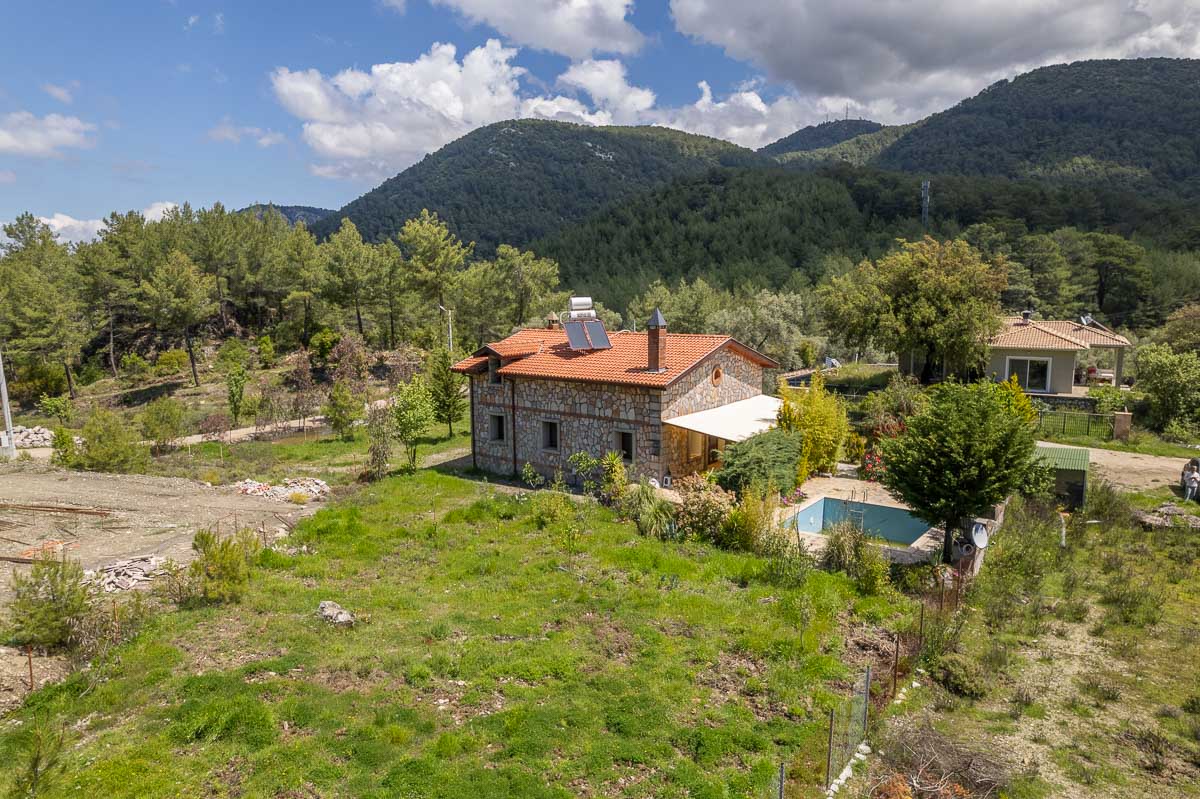 Taş Mimariye Sahip Kır Evi