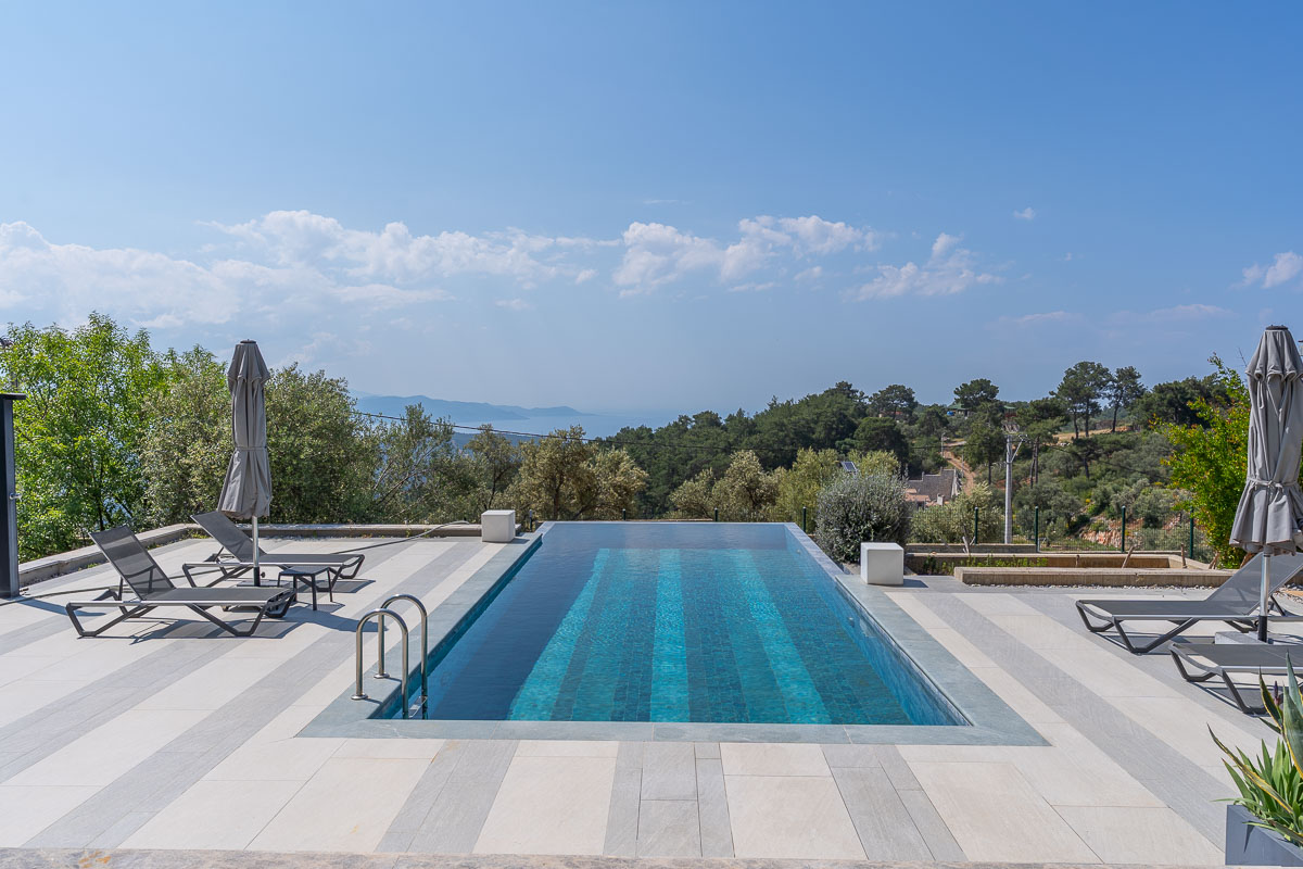 Modern Tasarıma Sahip Deniz Manzaralı Kiralık Villa