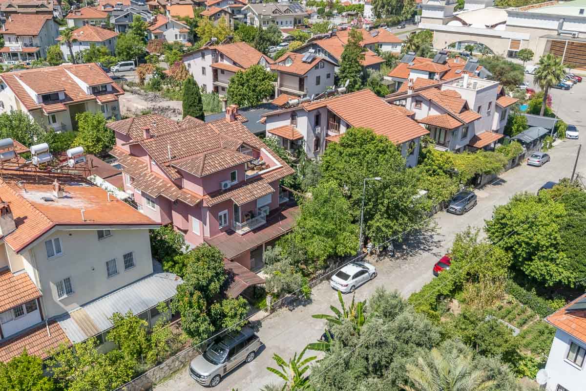 İkiz Villa ve Geniş Arsa