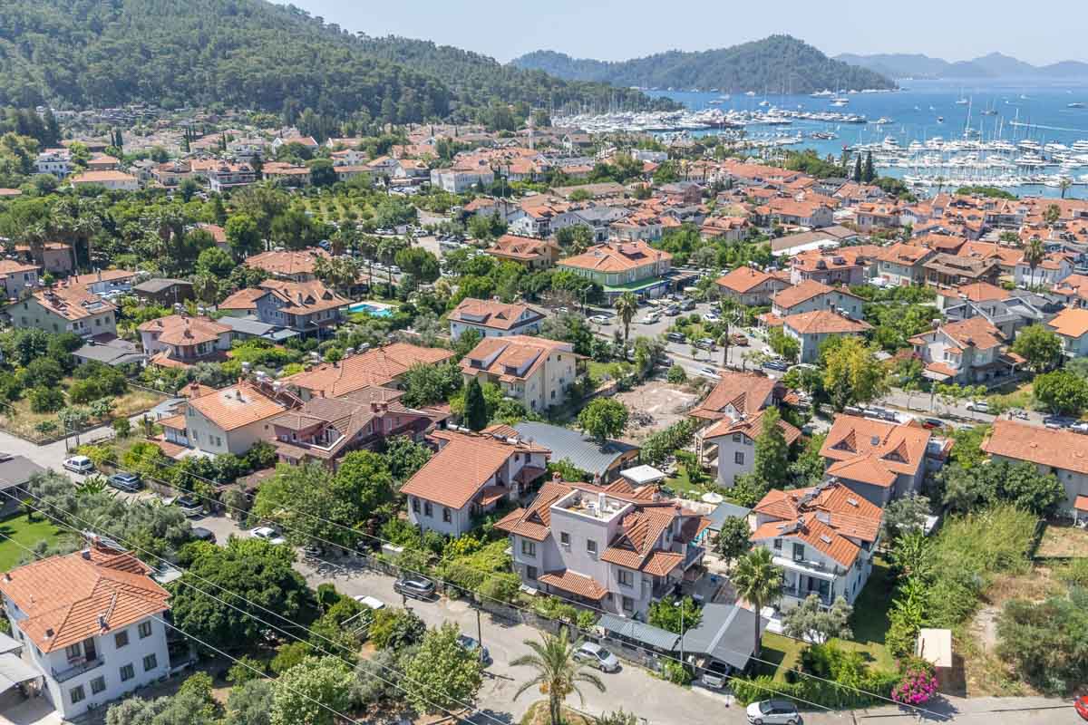 İkiz Villa ve Geniş Arsa