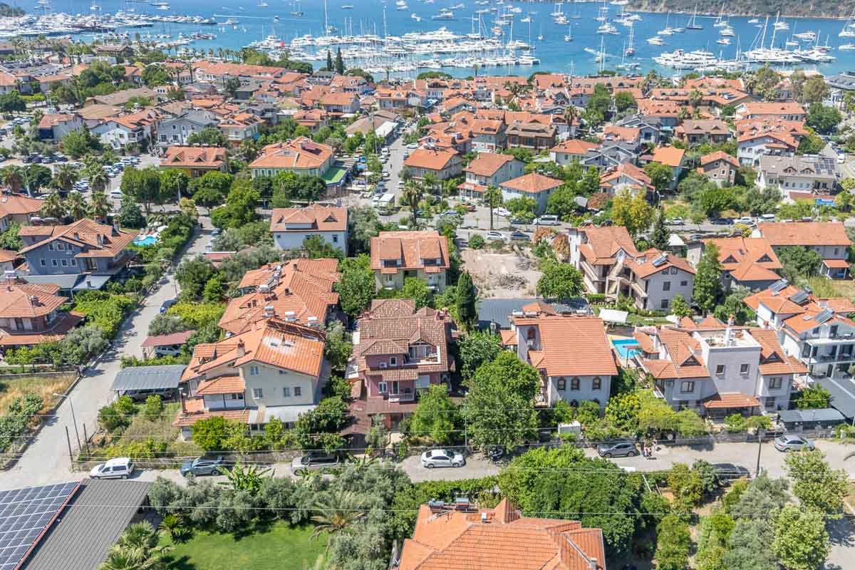 İkiz Villa ve Geniş Arsa
