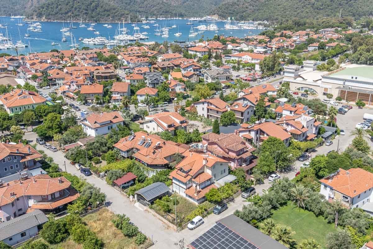 İkiz Villa ve Geniş Arsa