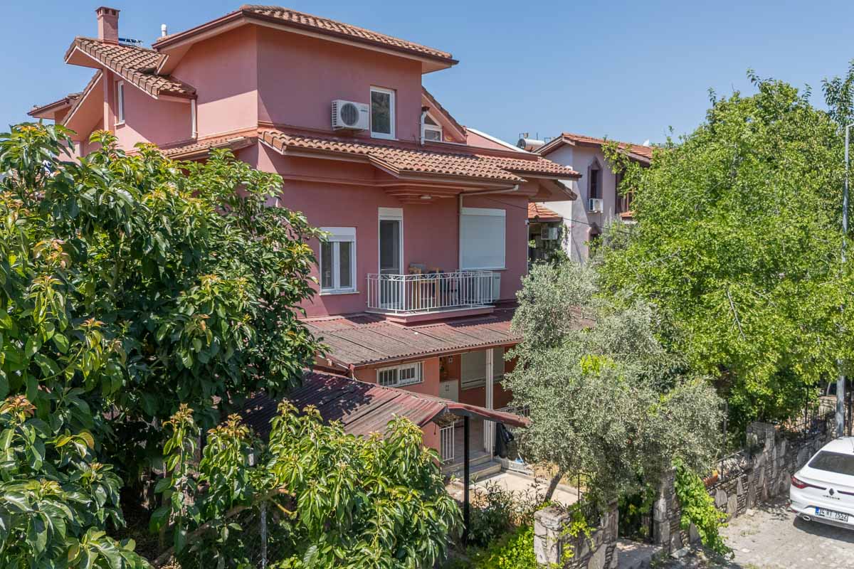 İkiz Villa ve Geniş Arsa