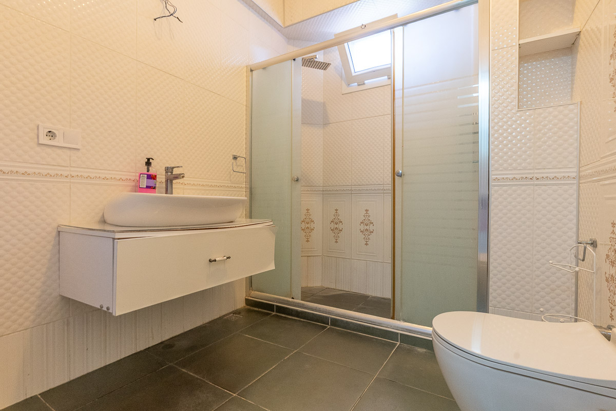 İkiz Villa ve Geniş Arsa