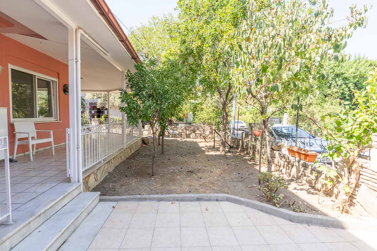 İkiz Villa ve Geniş Arsa