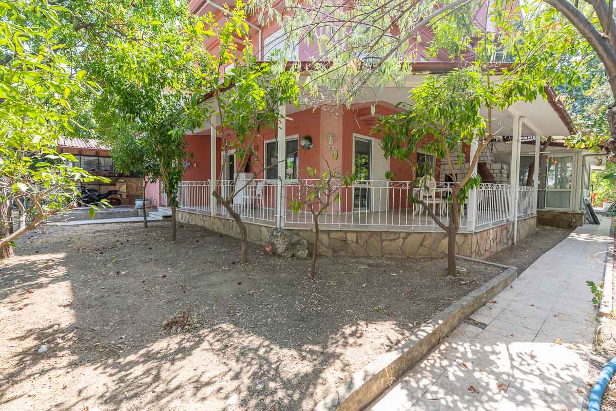 İkiz Villa ve Geniş Arsa