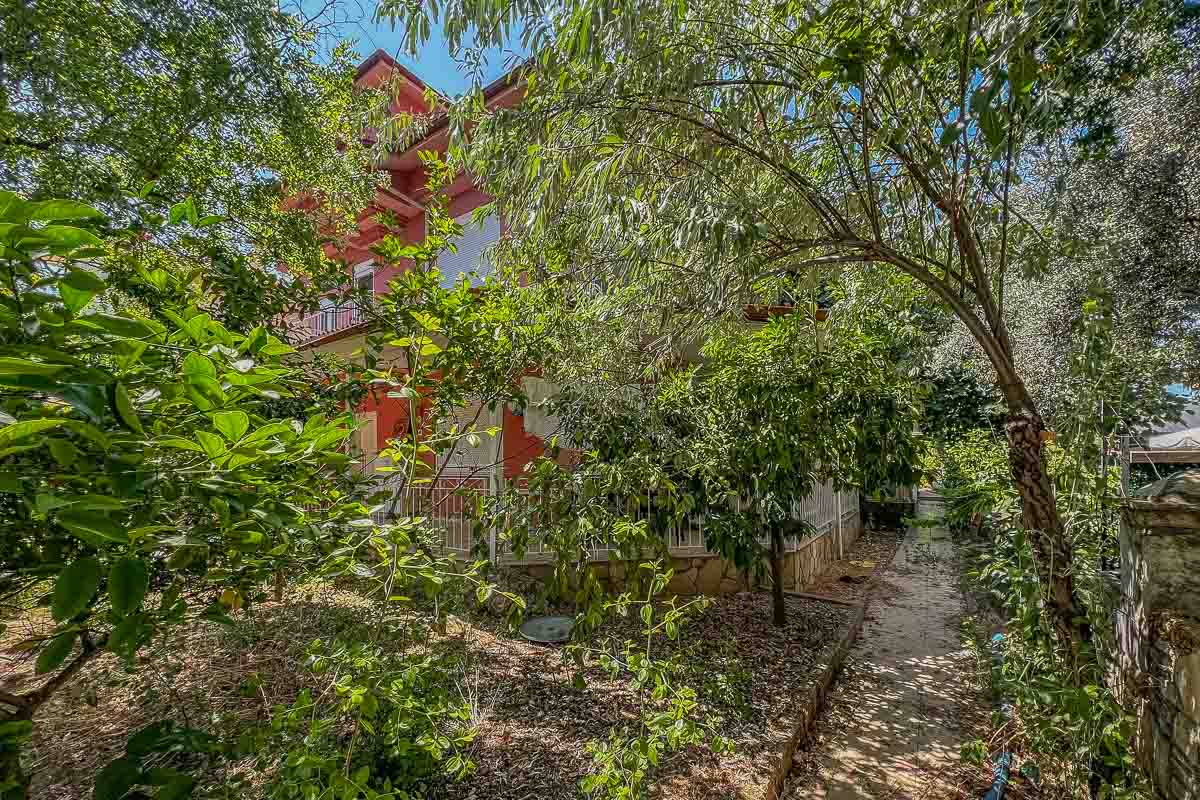 İkiz Villa ve Geniş Arsa