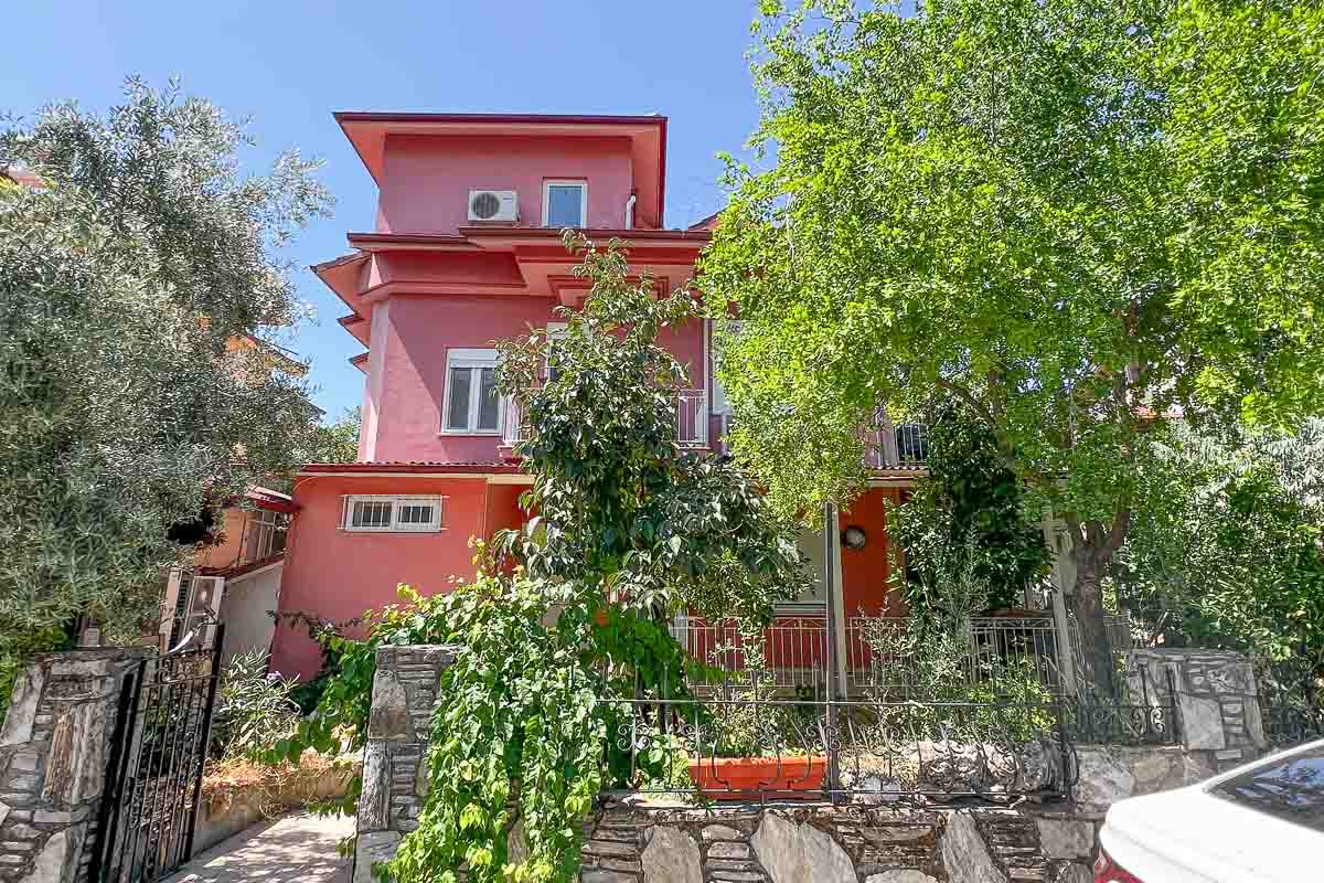 İkiz Villa ve Geniş Arsa