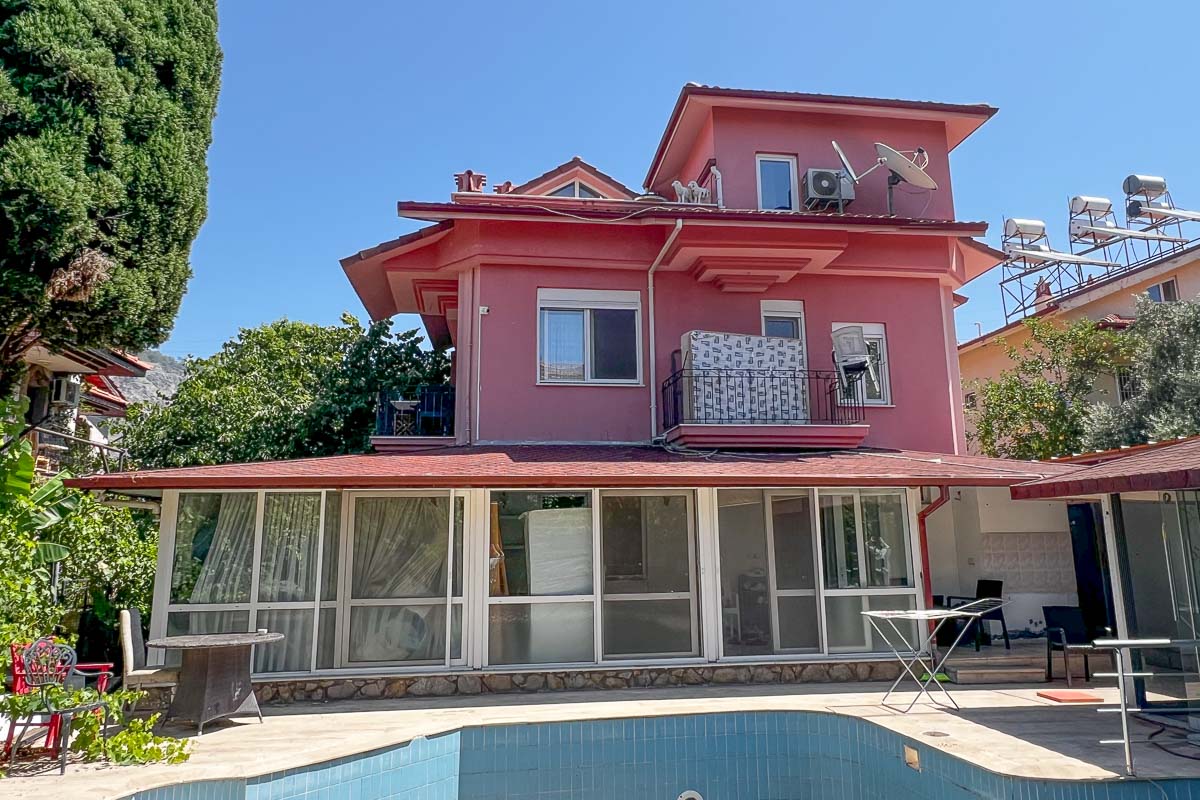 İkiz Villa ve Geniş Arsa