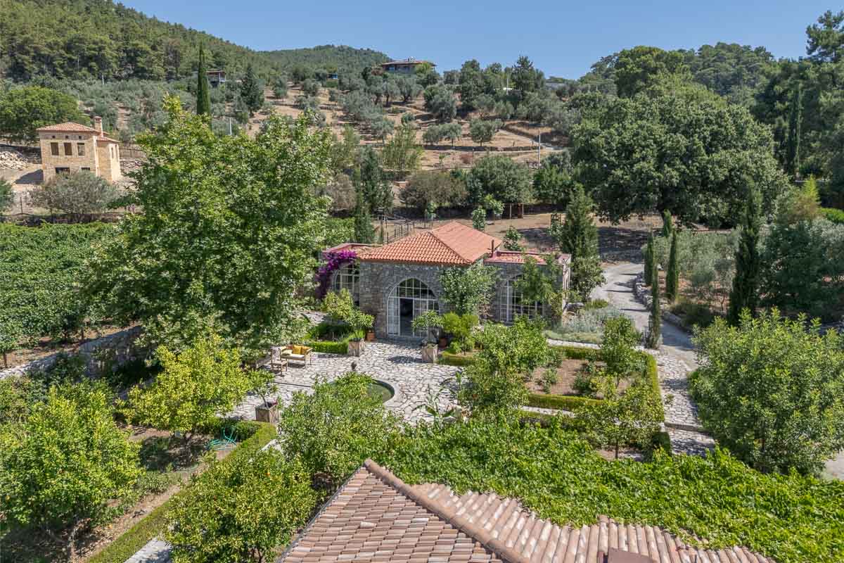 10.280 m2 Bahçe İçinde Çiftlik Evi