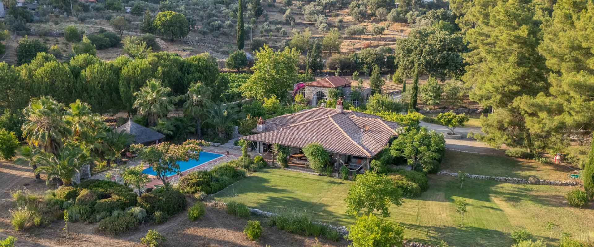 10.280 m2 Bahçe İçinde Çiftlik Evi