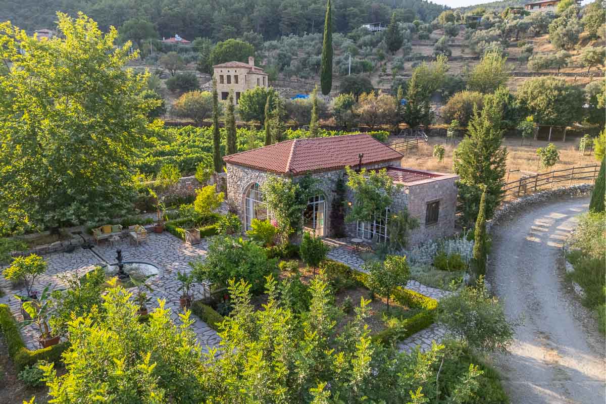 10.280 m2 Bahçe İçinde Çiftlik Evi