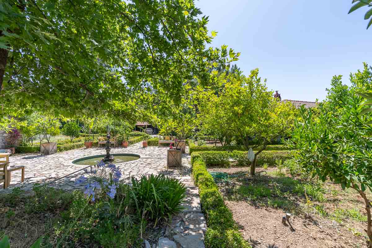10.280 m2 Bahçe İçinde Çiftlik Evi
