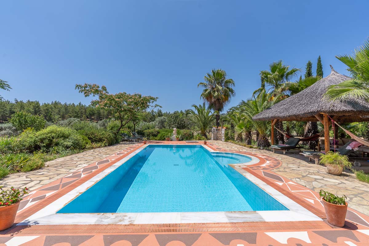 10.280 m2 Bahçe İçinde Çiftlik Evi