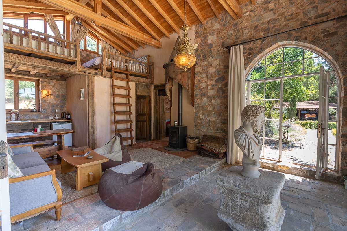 10.280 m2 Bahçe İçinde Çiftlik Evi