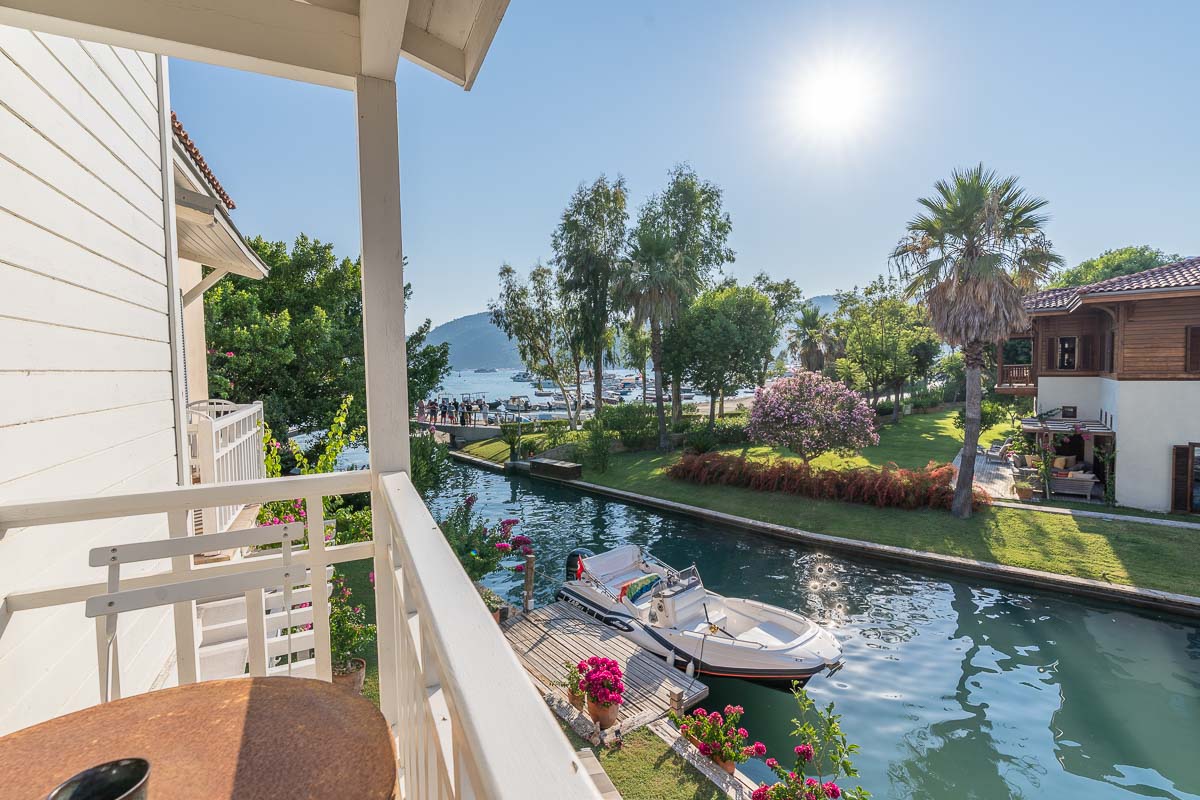 Göcek Portville Sitesinde En Ön Blokta İskeleli Deniz Manzaralı Satılık Villa