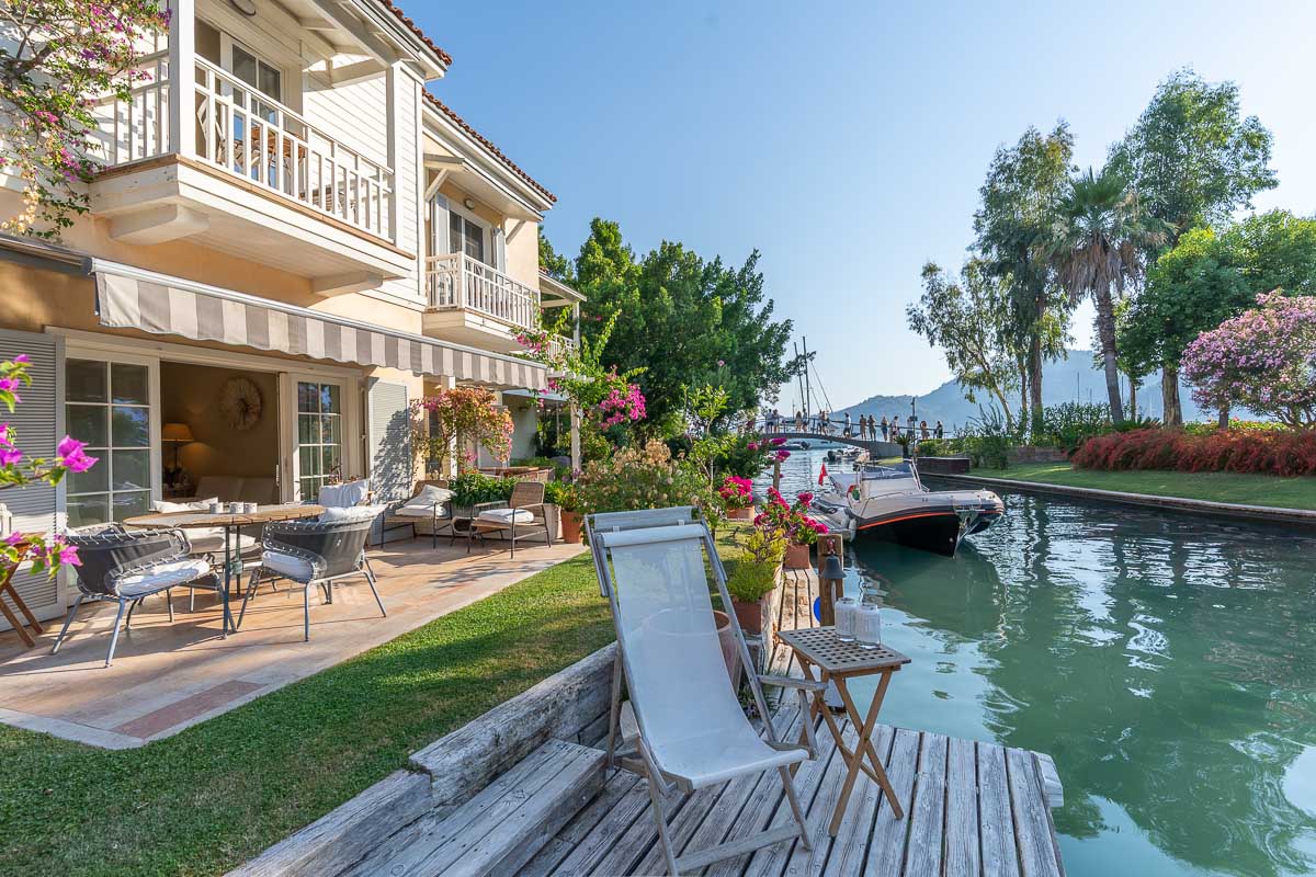 Göcek Portville Sitesinde En Ön Blokta İskeleli Deniz Manzaralı Satılık Villa