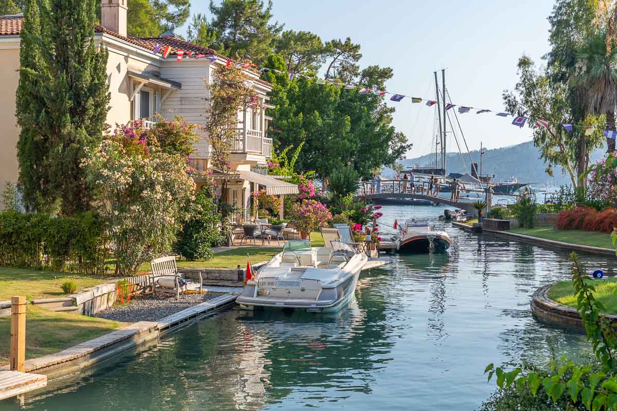Göcek Portville Sitesinde En Ön Blokta İskeleli Deniz Manzaralı Satılık Villa