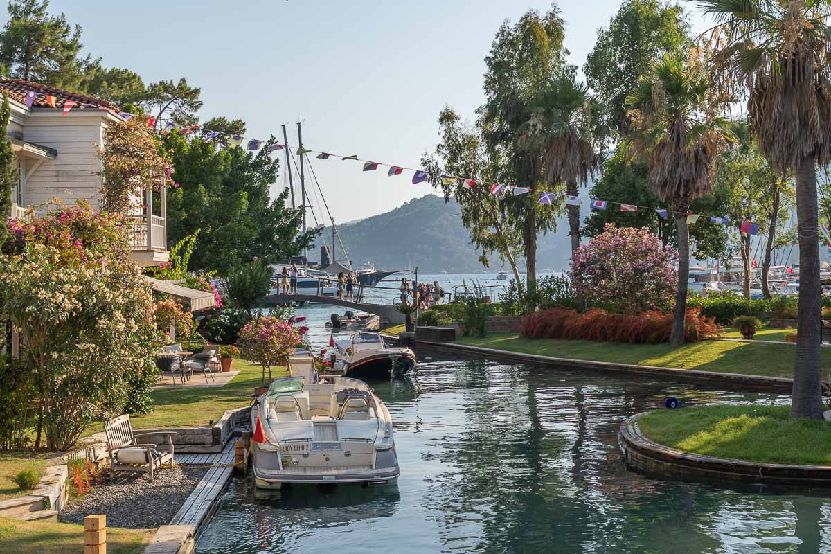 Göcek Portville Sitesinde En Ön Blokta İskeleli Deniz Manzaralı Satılık Villa