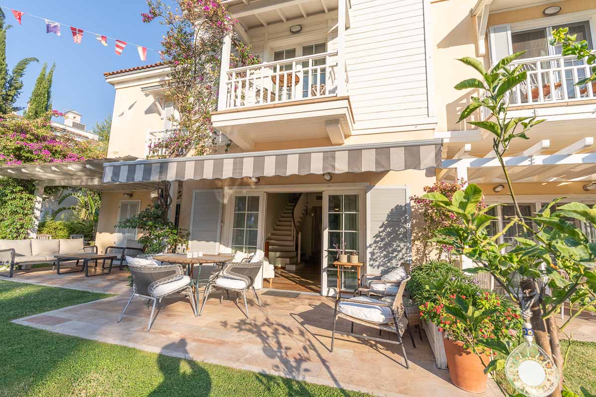 Göcek Portville Sitesinde En Ön Blokta İskeleli Deniz Manzaralı Satılık Villa