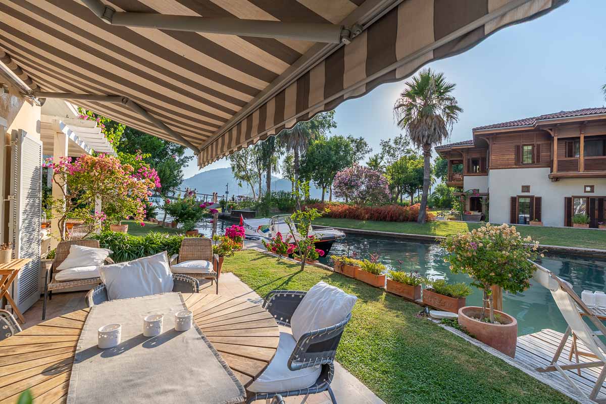 Göcek Portville Sitesinde En Ön Blokta İskeleli Deniz Manzaralı Satılık Villa