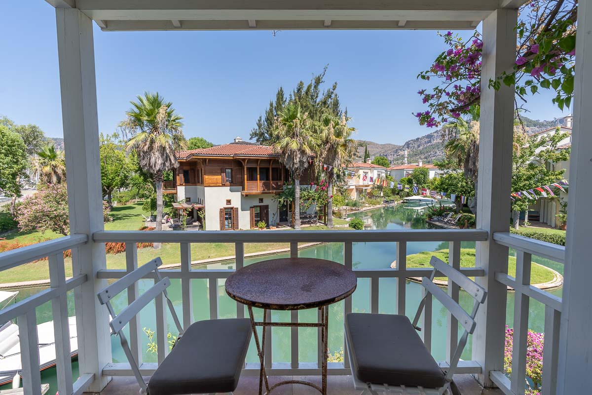 Göcek Portville Sitesinde En Ön Blokta İskeleli Deniz Manzaralı Satılık Villa
