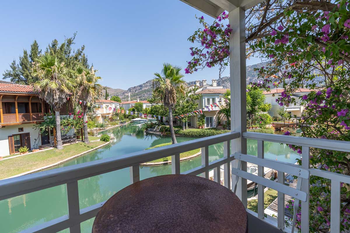 Göcek Portville Sitesinde En Ön Blokta İskeleli Deniz Manzaralı Satılık Villa