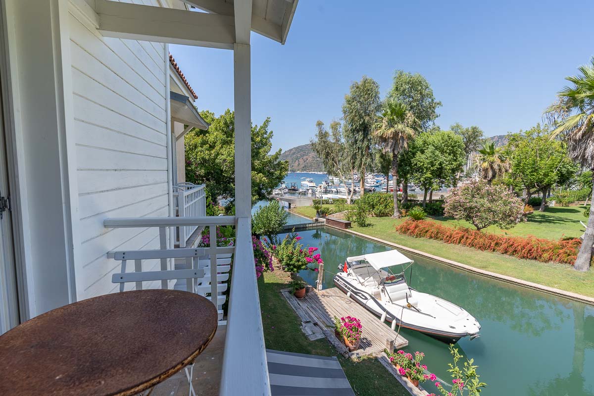 Göcek Portville Sitesinde En Ön Blokta İskeleli Deniz Manzaralı Satılık Villa