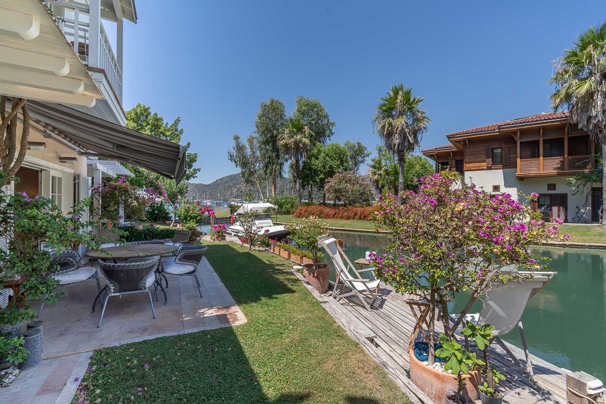 Göcek Portville Sitesinde En Ön Blokta İskeleli Deniz Manzaralı Satılık Villa