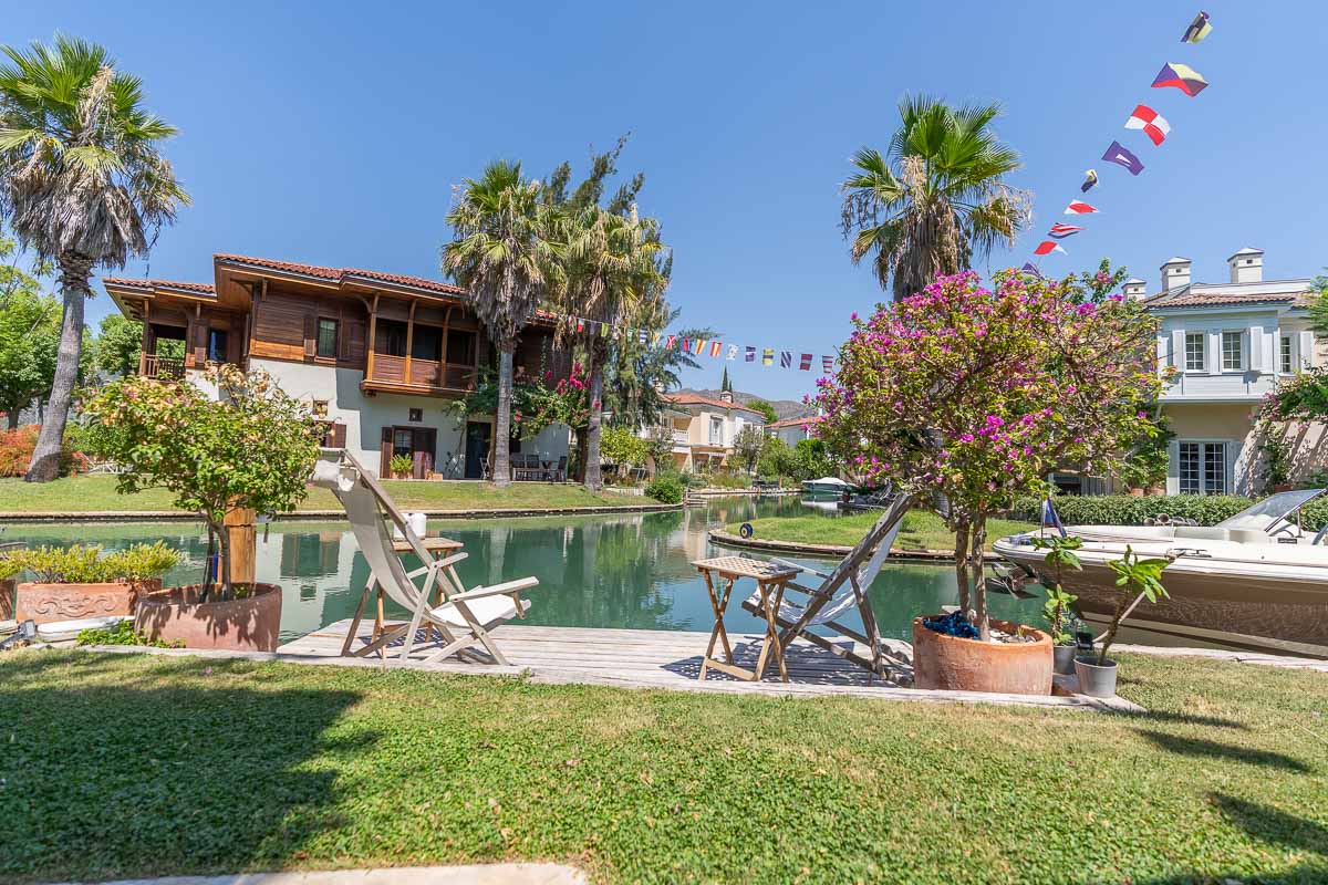 Göcek Portville Sitesinde En Ön Blokta İskeleli Deniz Manzaralı Satılık Villa