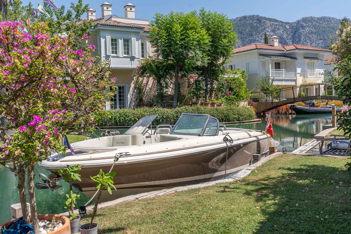 Göcek Portville Sitesinde En Ön Blokta İskeleli Deniz Manzaralı Satılık Villa