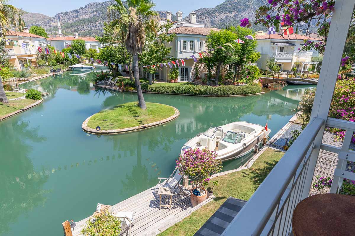 Göcek Portville Sitesinde En Ön Blokta İskeleli Deniz Manzaralı Satılık Villa