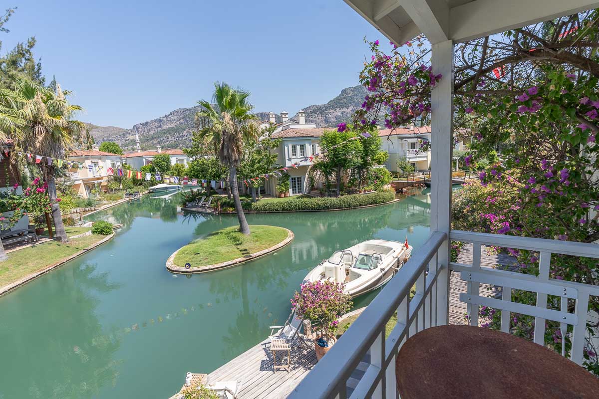 Göcek Portville Sitesinde En Ön Blokta İskeleli Deniz Manzaralı Satılık Villa
