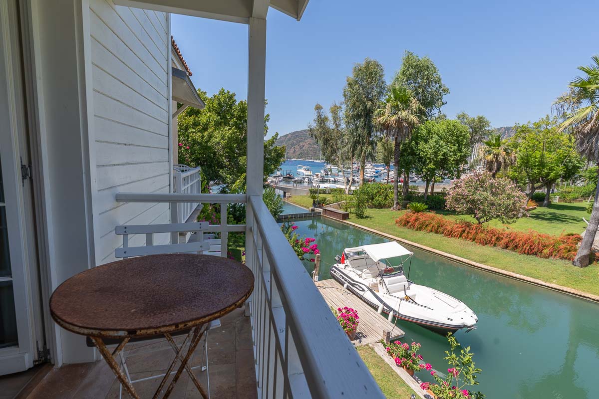Göcek Portville Sitesinde En Ön Blokta İskeleli Deniz Manzaralı Satılık Villa
