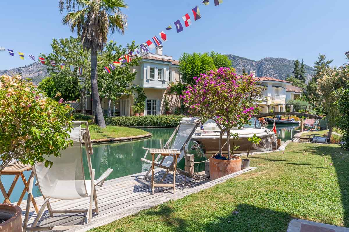 Göcek Portville Sitesinde En Ön Blokta İskeleli Deniz Manzaralı Satılık Villa