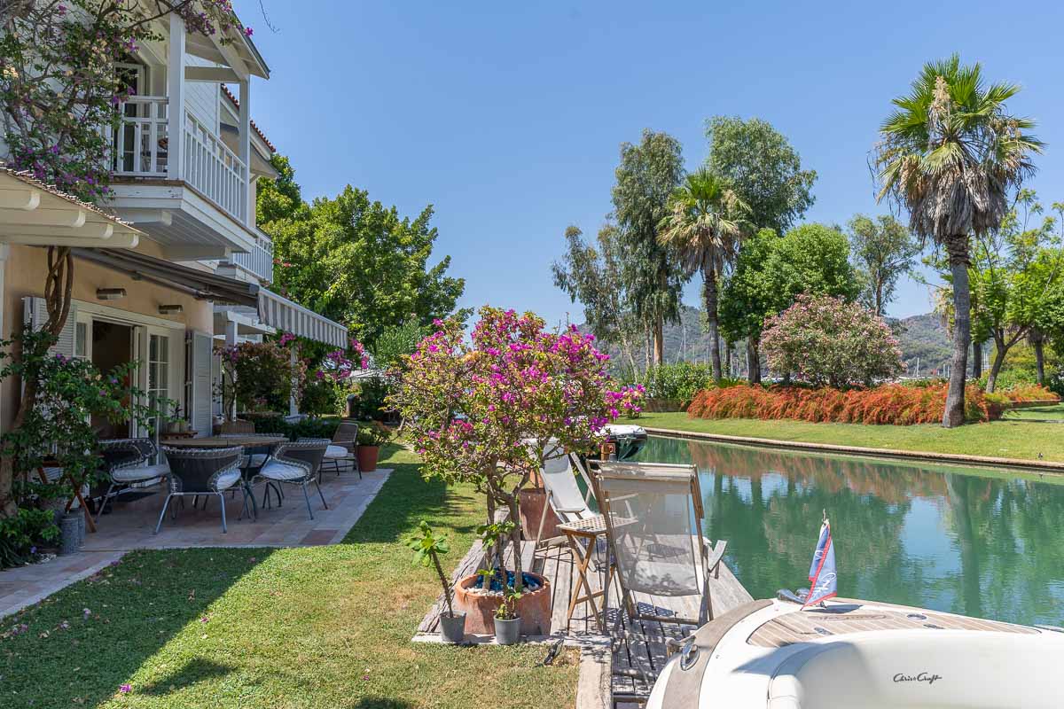Göcek Portville Sitesinde En Ön Blokta İskeleli Deniz Manzaralı Satılık Villa