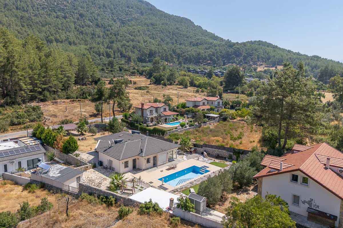 Havuzlu Tek Katlı Doğa Evi