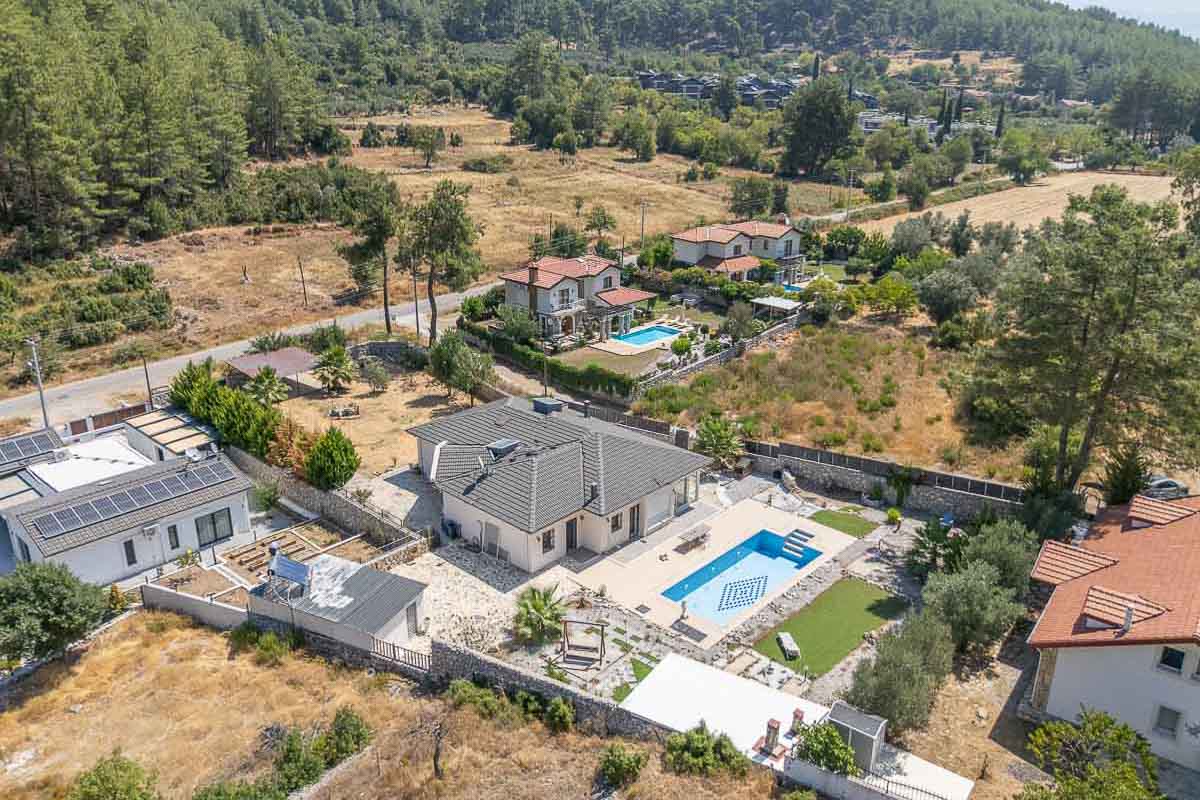 Üzümlü’de Geniş Bahçeli Villa